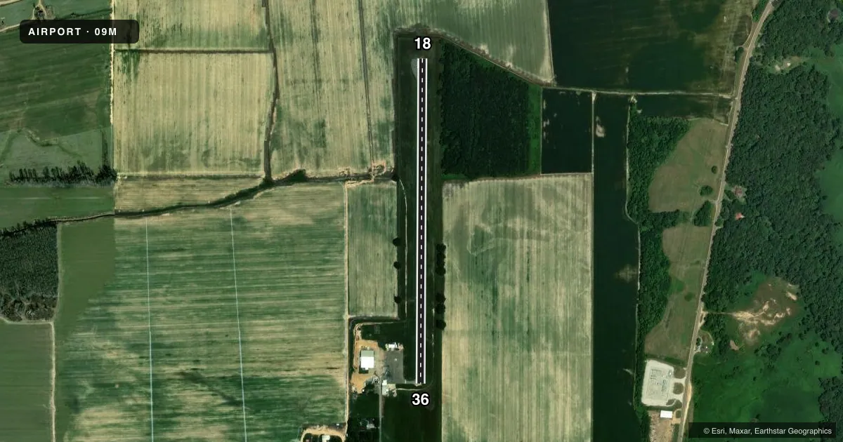Top-down satellite sketch of 09M CHARLESTON MUNI in CHARLESTON, MISSISSIPPI, showing runways 18/36 drawn to scale over Esri World Imagery