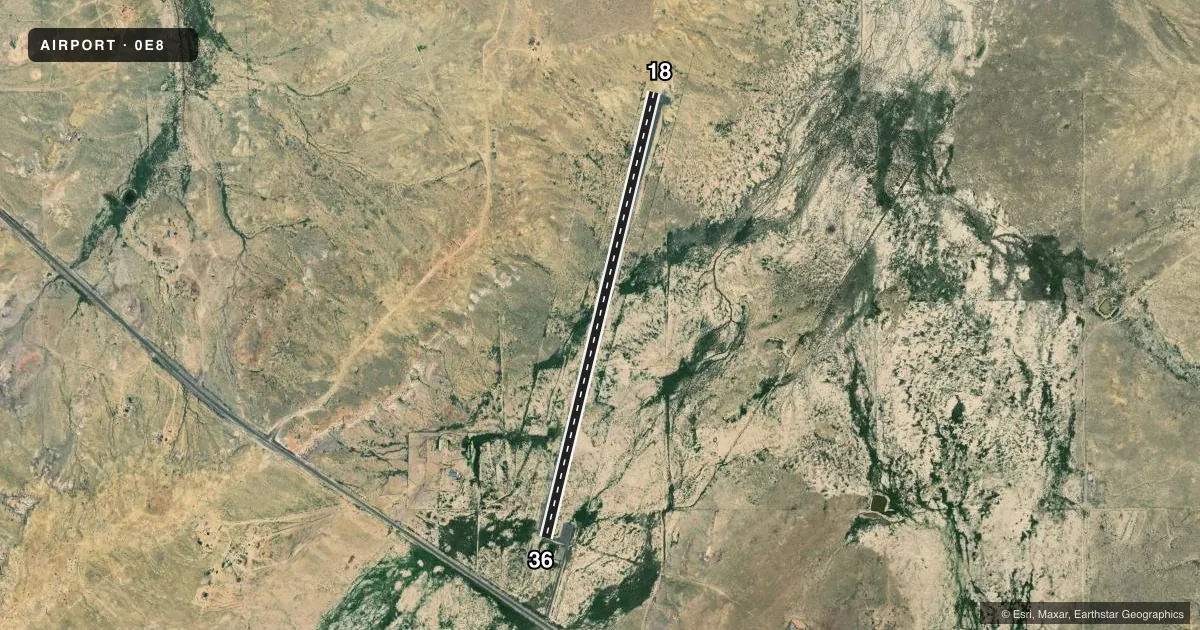 Top-down satellite sketch of 0E8 CROWNPOINT in CROWNPOINT, NEW MEXICO, showing runways 18/36 drawn to scale over Esri World Imagery