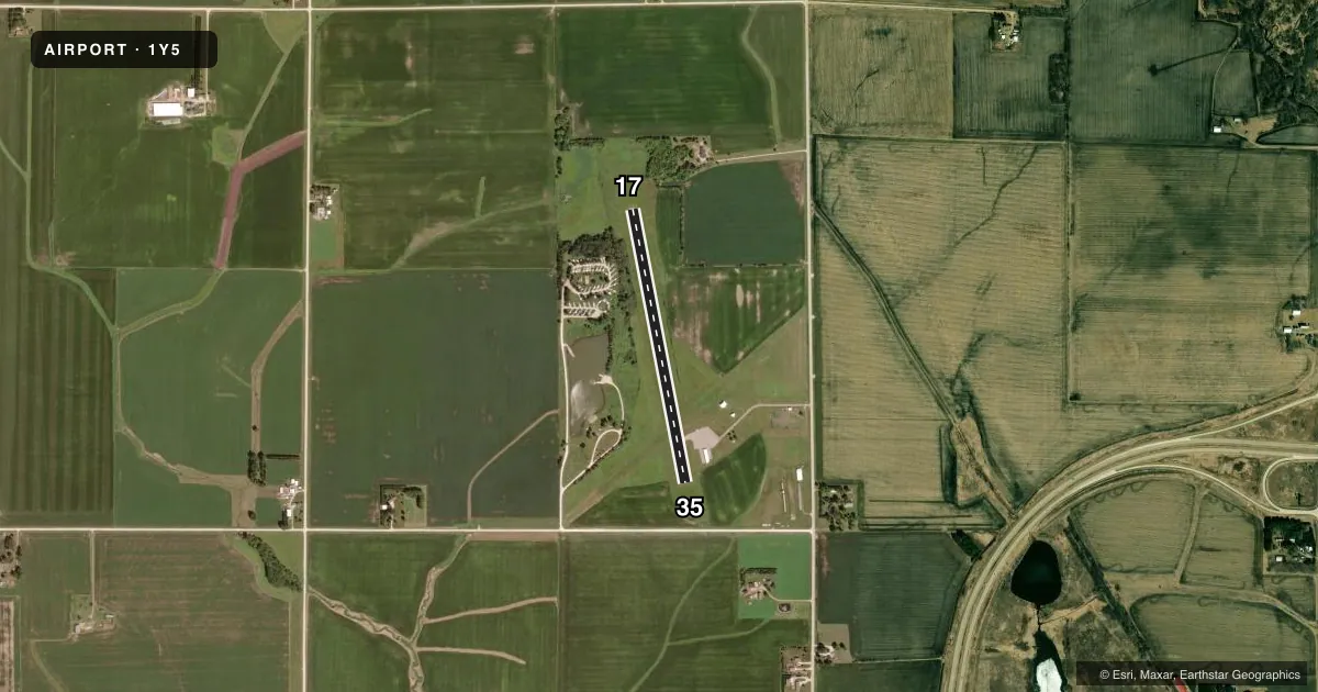 Top-down satellite sketch of 1Y5 NEW HAMPTON MUNI in NEW HAMPTON, IOWA, showing runways 17/35 drawn to scale over Esri World Imagery