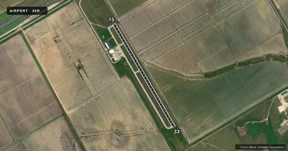 Top-down satellite sketch of 26R JACKSON COUNTY in EDNA, TEXAS, showing runways 15/33 drawn to scale over Esri World Imagery