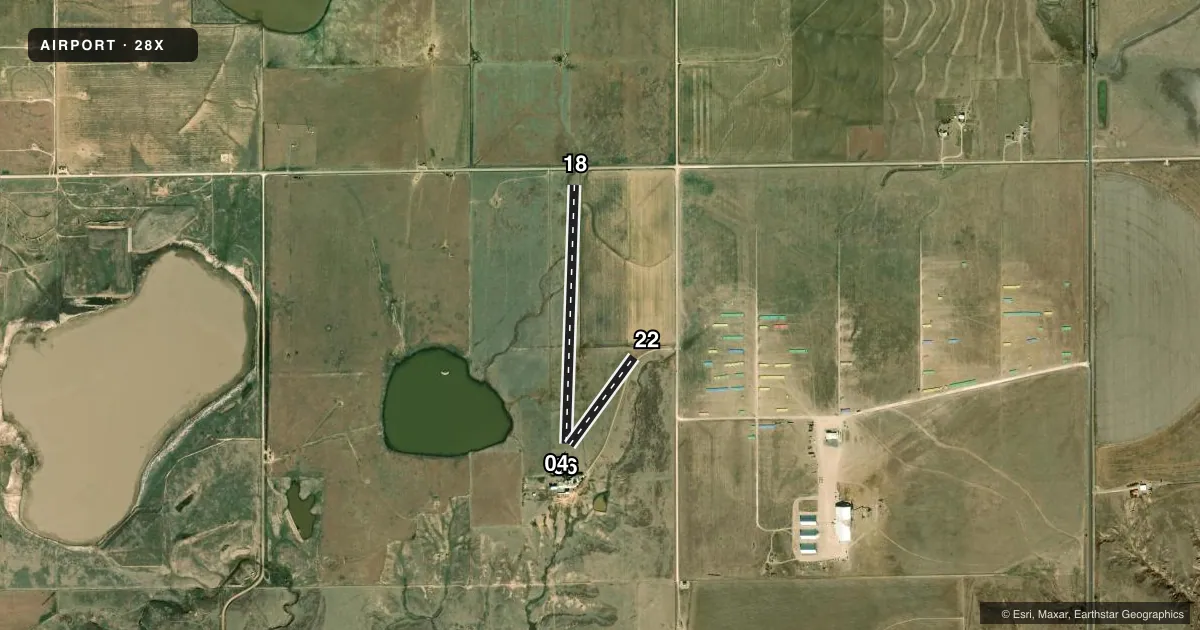 Top-down satellite sketch of 28X GREEN ACRES AIRFIELD in PAMPA, TEXAS, showing runways 18/36, 04/22 drawn to scale over Esri World Imagery