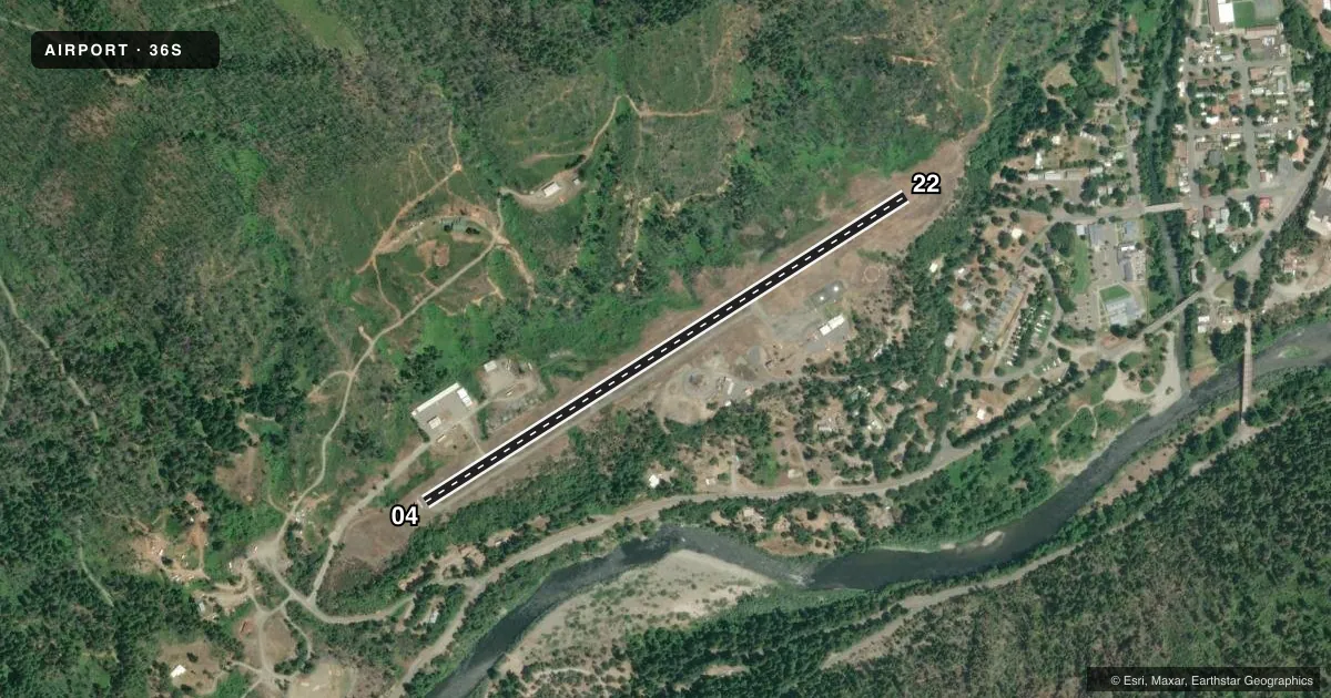 Top-down satellite sketch of 36S HAPPY CAMP in HAPPY CAMP, CALIFORNIA, showing runways 04/22 drawn to scale over Esri World Imagery