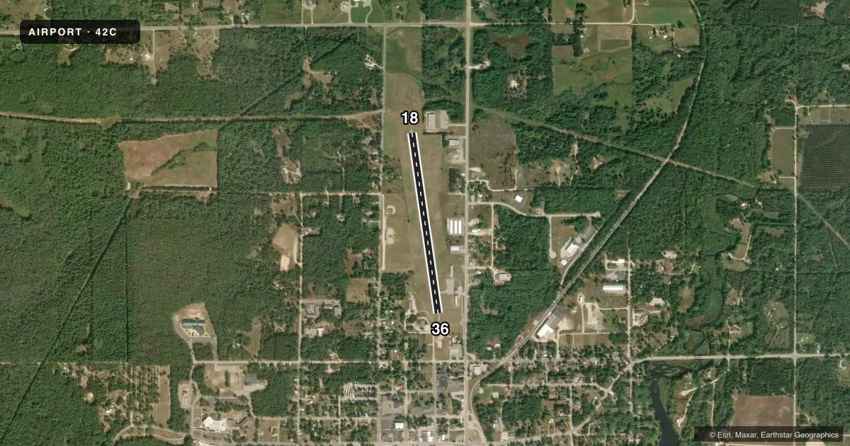 Top-down satellite sketch of 42C WHITE CLOUD in WHITE CLOUD, MICHIGAN, showing runways 18/36 drawn to scale over Esri World Imagery