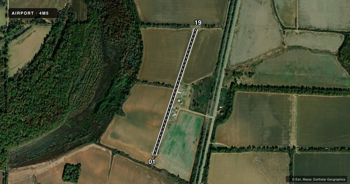 Top-down satellite sketch of 4M5 DERMOTT MUNI in DERMOTT, ARKANSAS, showing runways 01/19 drawn to scale over Esri World Imagery