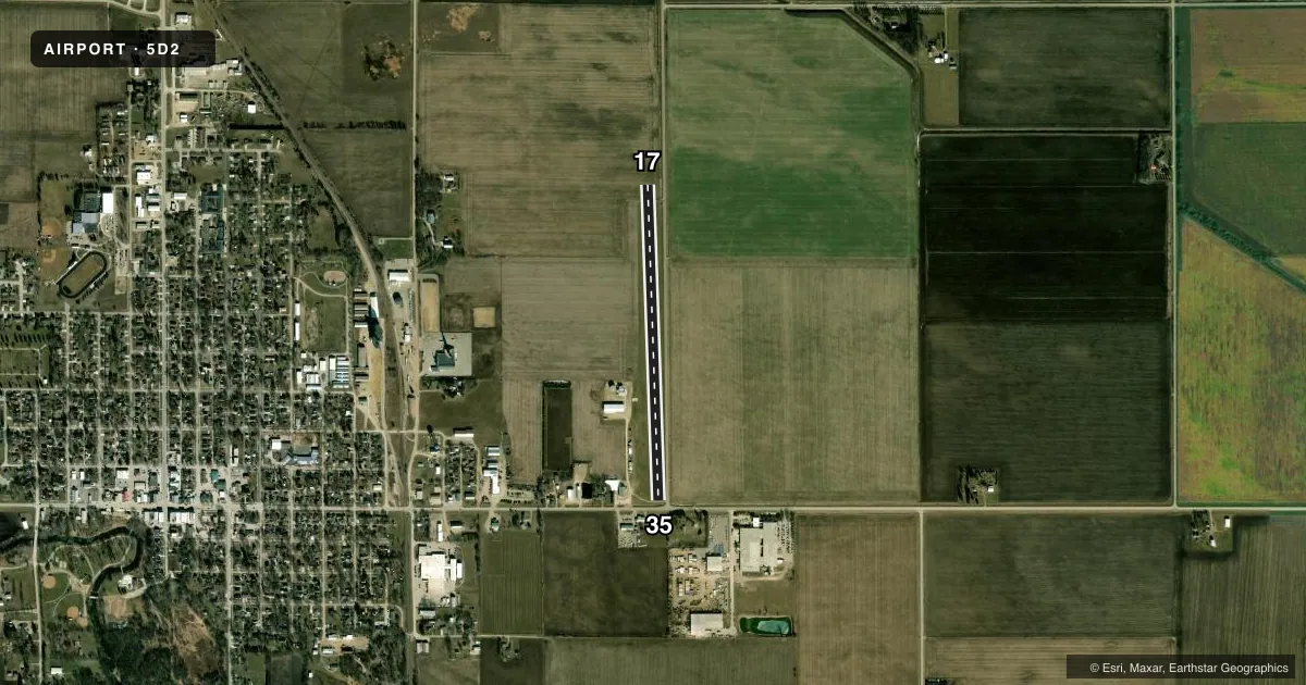 Top-down satellite sketch of 5D2 NORTHWOOD MUNI in NORTHWOOD, IOWA, showing runways 17/35 drawn to scale over Esri World Imagery