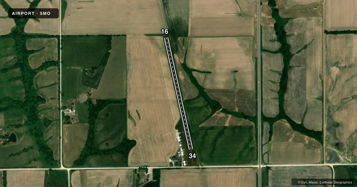 Top-down satellite sketch of 5MO APPLEGATE in QUEEN CITY, MISSOURI, showing runways 16/34 drawn to scale over Esri World Imagery