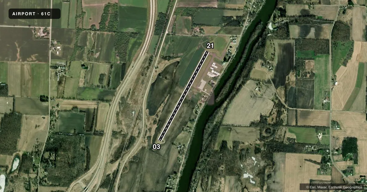 Top-down satellite sketch of 61C FORT ATKINSON MUNI in FORT ATKINSON, WISCONSIN, showing runways 03/21 drawn to scale over Esri World Imagery