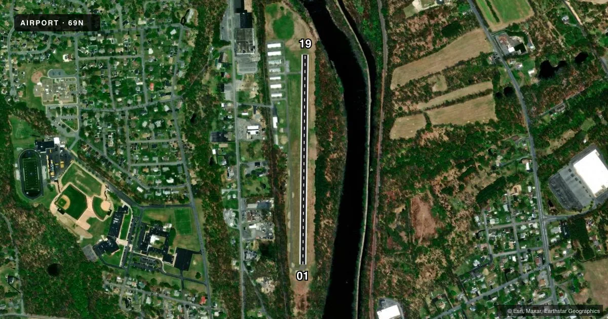 Top-down satellite sketch of 69N SLATINGTON in SLATINGTON, PENNSYLVANIA, showing runways 01/19 drawn to scale over Esri World Imagery