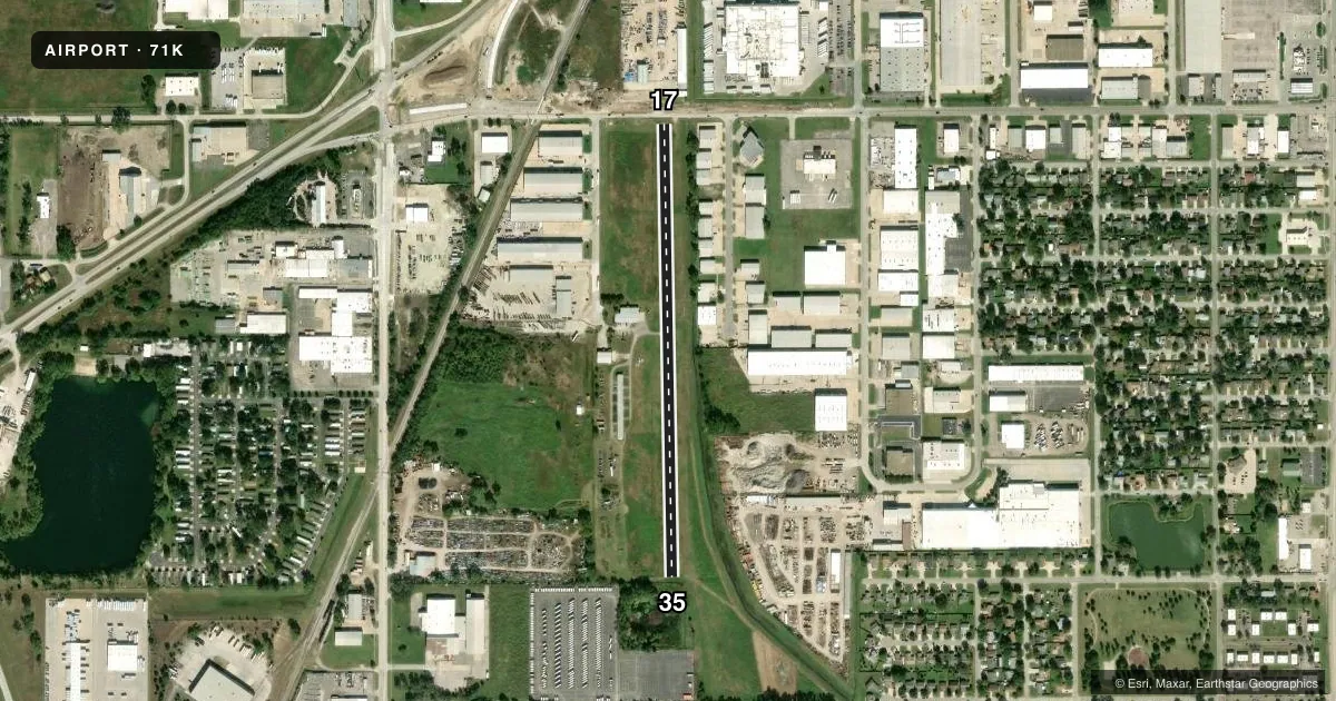 Top-down satellite sketch of 71K WESTPORT in WICHITA, KANSAS, showing runways 17/35 drawn to scale over Esri World Imagery