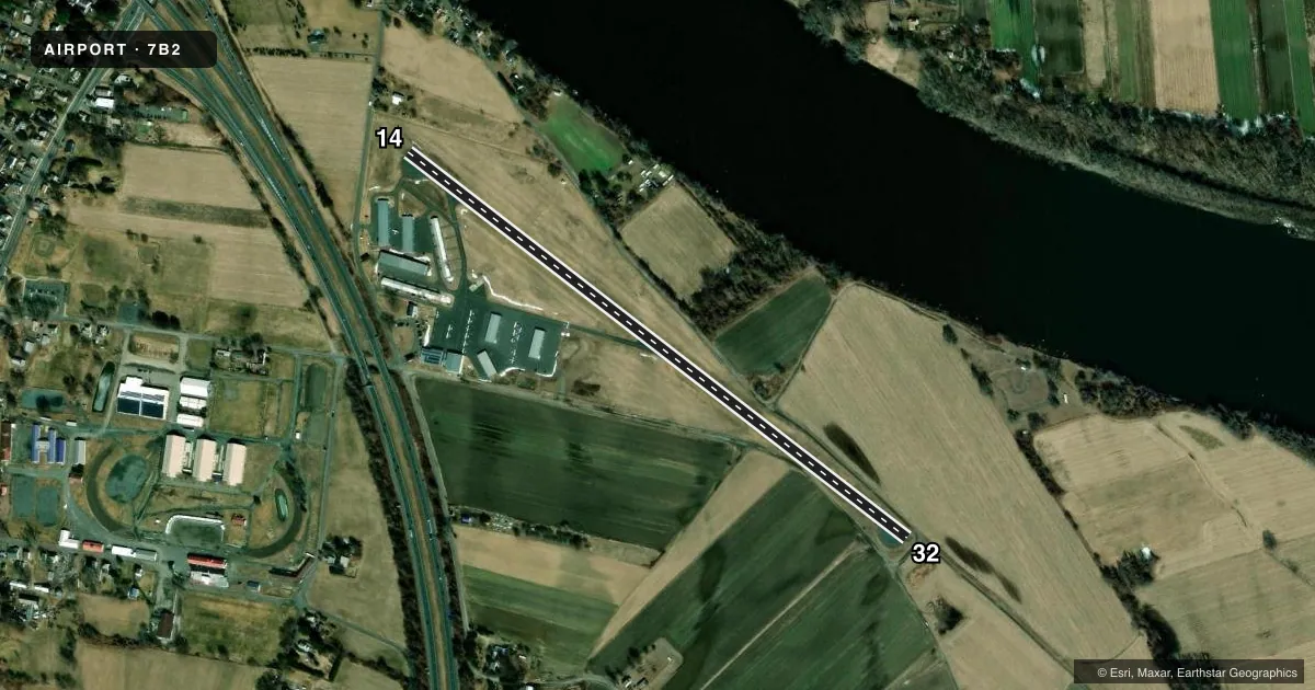 Top-down satellite sketch of 7B2 NORTHAMPTON in NORTHAMPTON, MASSACHUSETTS, showing runways 14/32 drawn to scale over Esri World Imagery