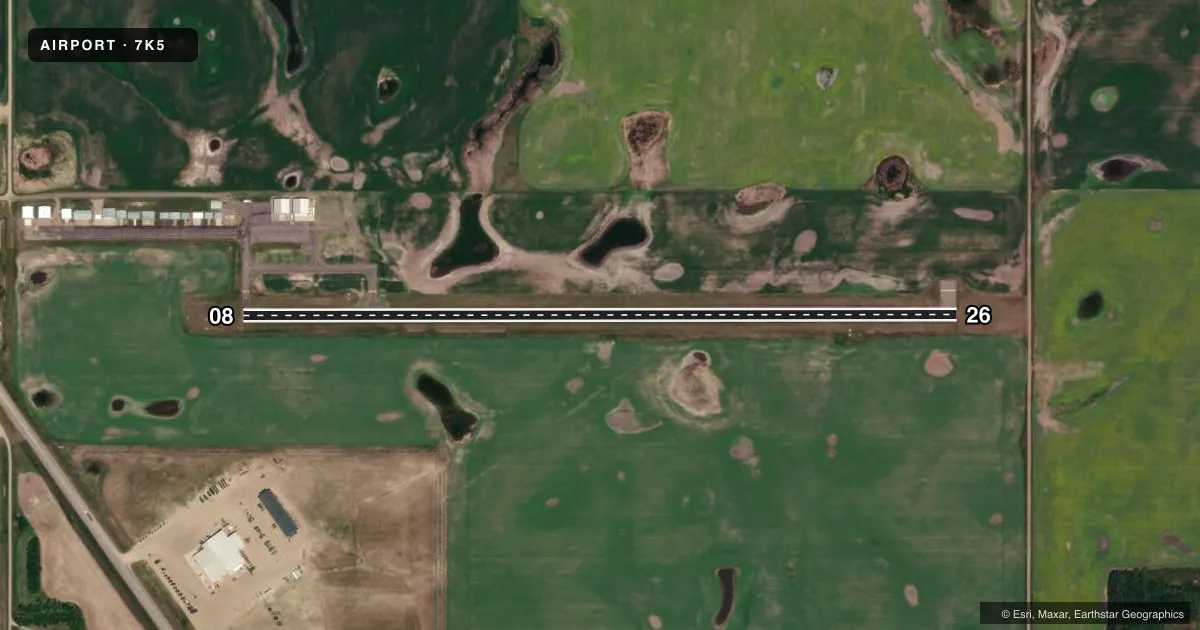 Top-down satellite sketch of 7K5 KENMARE MUNI in KENMARE, NORTH DAKOTA, showing runways 08/26 drawn to scale over Esri World Imagery