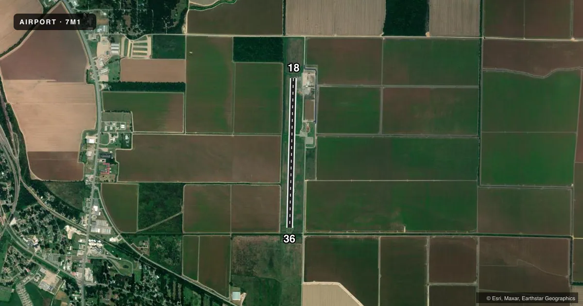 Top-down satellite sketch of 7M1 MC GEHEE MUNI in MC GEHEE, ARKANSAS, showing runways 18/36 drawn to scale over Esri World Imagery