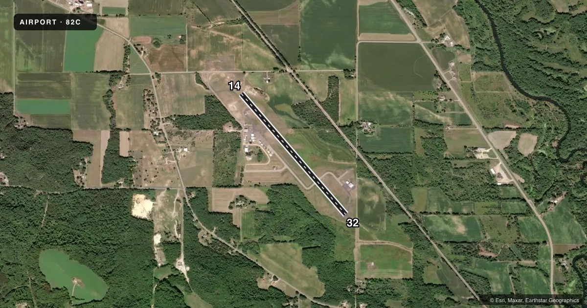 Top-down satellite sketch of 82C MAUSTON/NEW LISBON UNION in NEW LISBON, WISCONSIN, showing runways 14/32 drawn to scale over Esri World Imagery