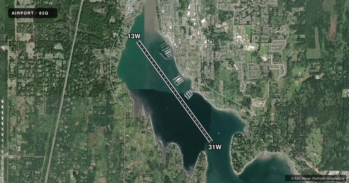 Top-down satellite sketch of 83Q PORT OF POULSBO MARINA MOORAGE in POULSBO, WASHINGTON, showing runways 13W/31W drawn to scale over Esri World Imagery