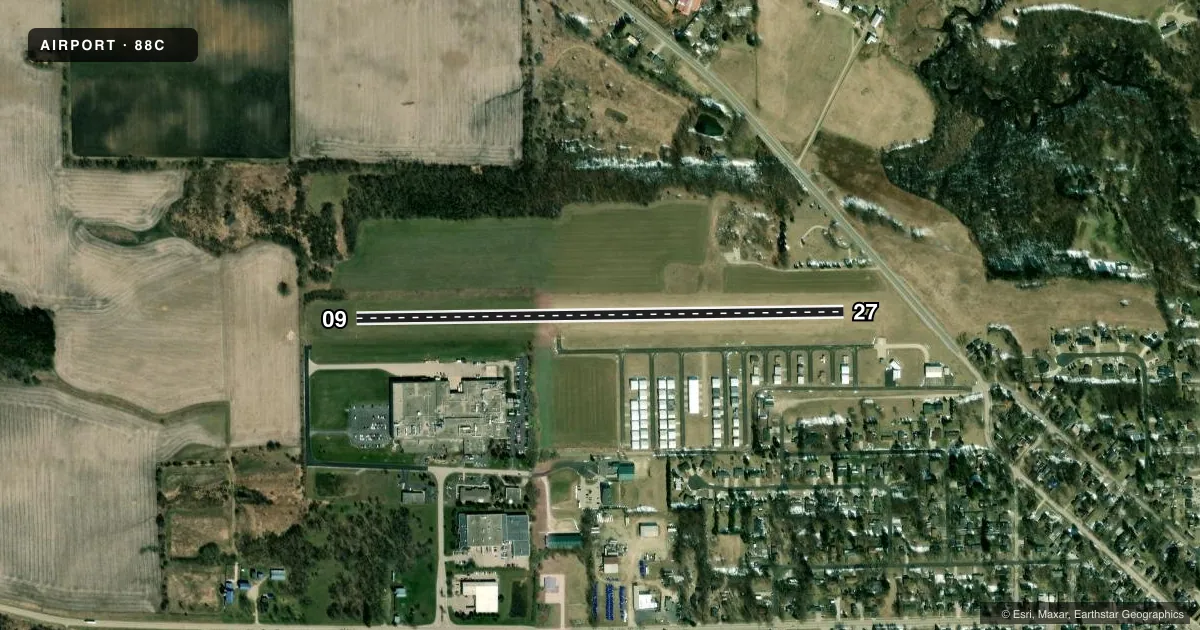 Top-down satellite sketch of 88C PALMYRA MUNI in PALMYRA, WISCONSIN, showing runways 09/27 drawn to scale over Esri World Imagery