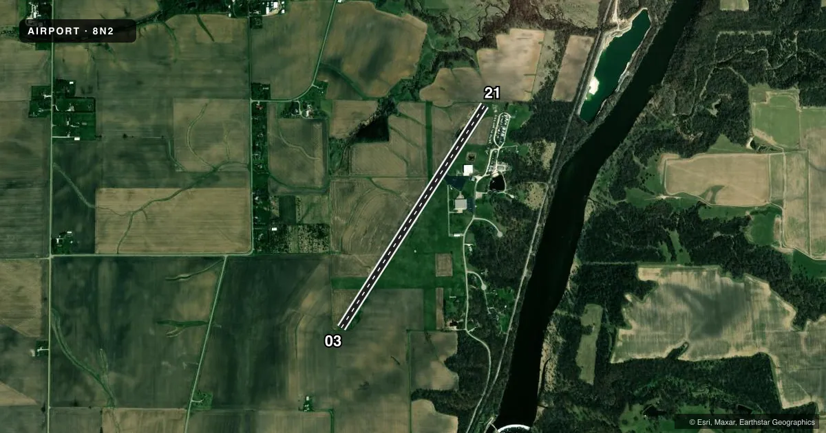Top-down satellite sketch of 8N2 SKYDIVE CHICAGO in OTTAWA, ILLINOIS, showing runways 03/21 drawn to scale over Esri World Imagery