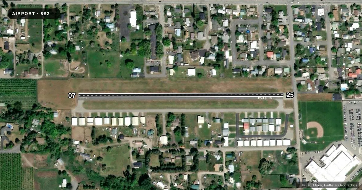 Top-down satellite sketch of 8S2 CASHMERE-DRYDEN in CASHMERE, WASHINGTON, showing runways 07/25 drawn to scale over Esri World Imagery