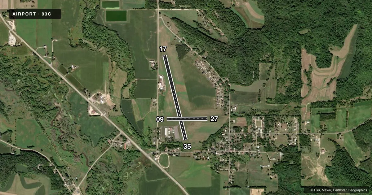 Top-down satellite sketch of 93C RICHLAND in RICHLAND CENTER, WISCONSIN, showing runways 17/35, 09/27 drawn to scale over Esri World Imagery