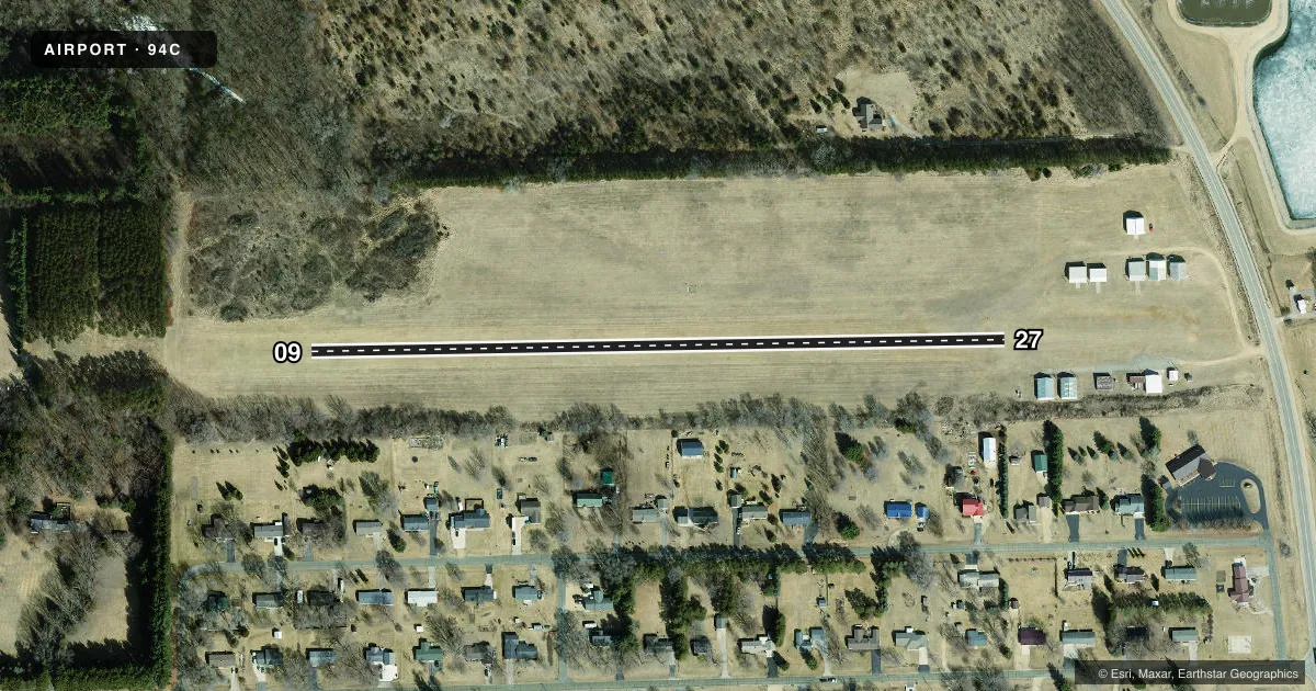 Top-down satellite sketch of 94C GILBERT FLD in RIO, WISCONSIN, showing runways 09/27 drawn to scale over Esri World Imagery