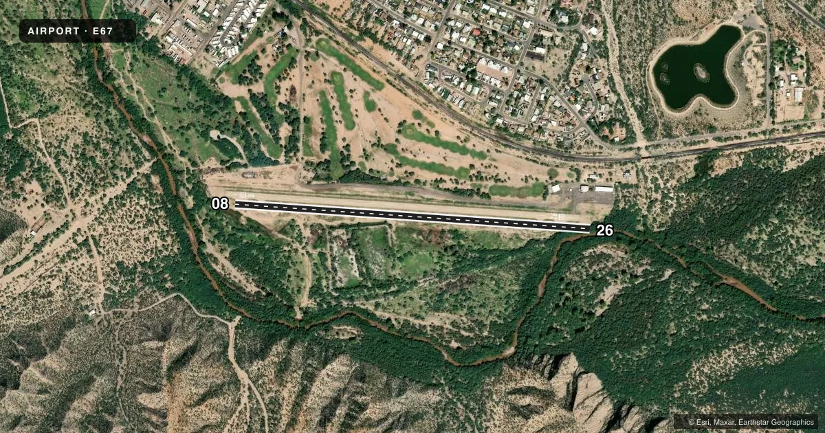 Top-down satellite sketch of E67 KEARNY in KEARNY, ARIZONA, showing runways 08/26 drawn to scale over Esri World Imagery