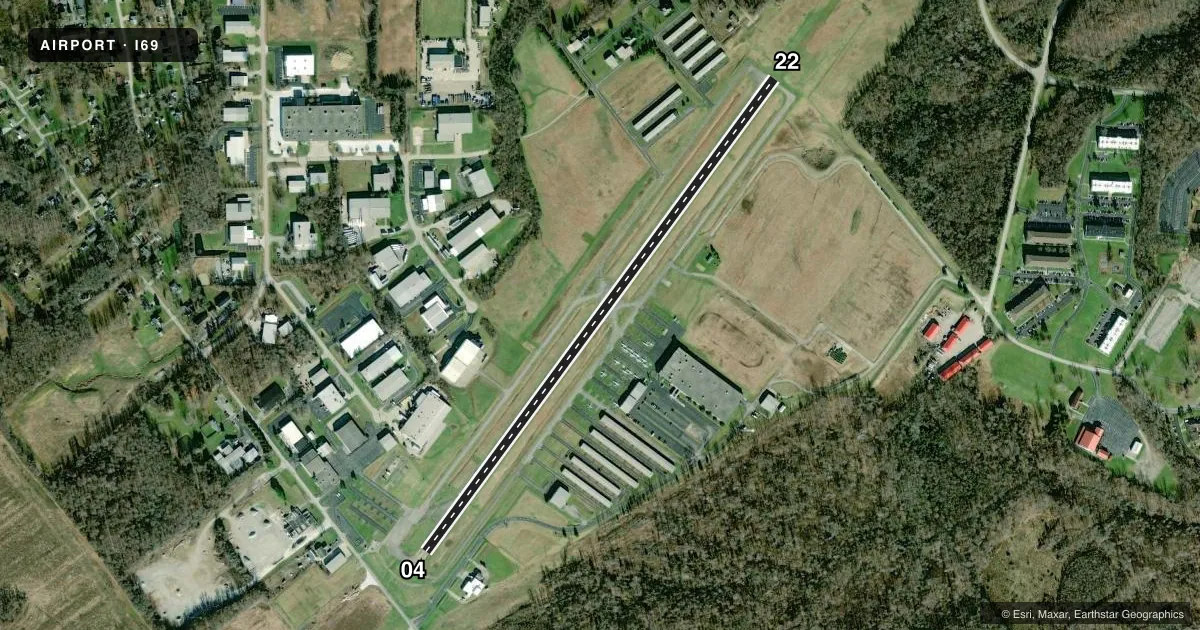 Top-down satellite sketch of I69 CLERMONT COUNTY in BATAVIA, OHIO, showing runways 04/22 drawn to scale over Esri World Imagery