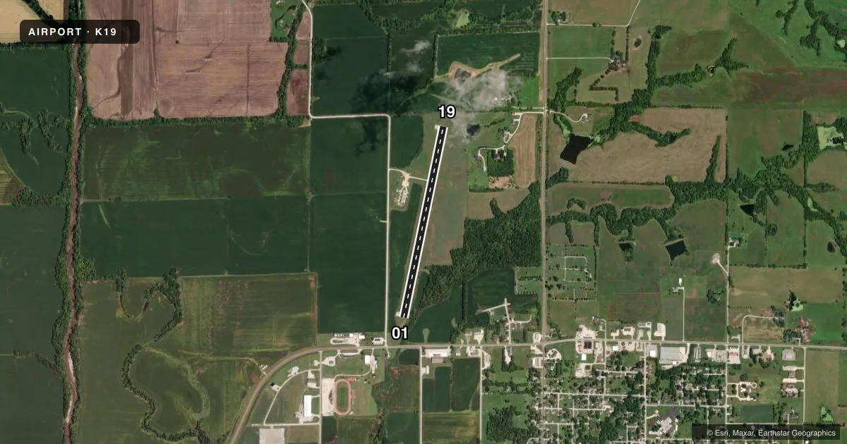 Top-down satellite sketch of K19 ALBANY MUNI in ALBANY, MISSOURI, showing runways 01/19 drawn to scale over Esri World Imagery