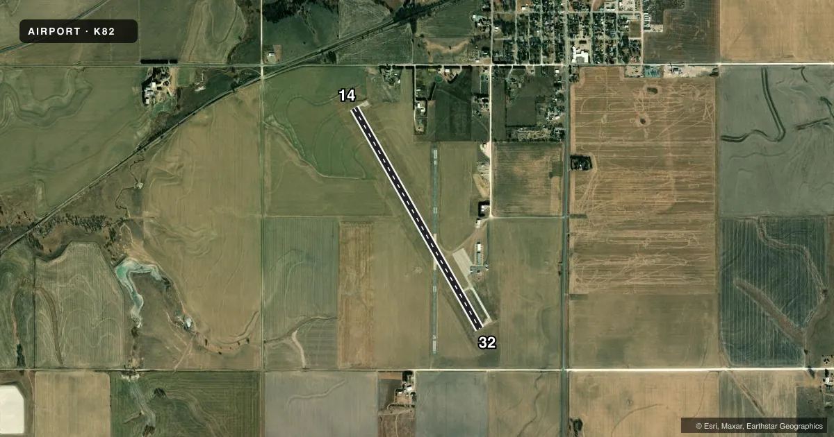 Top-down satellite sketch of K82 SMITH CENTER MUNI in SMITH CENTER, KANSAS, showing runways 14/32 drawn to scale over Esri World Imagery
