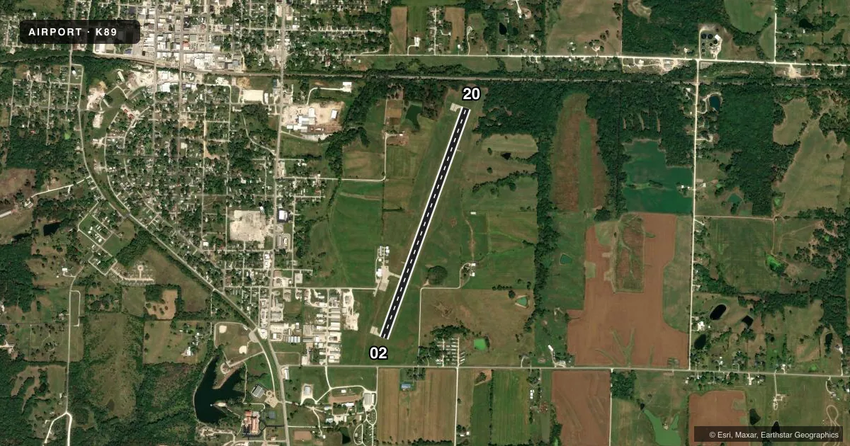 Top-down satellite sketch of K89 MACON-FOWER MEML in MACON, MISSOURI, showing runways 02/20 drawn to scale over Esri World Imagery