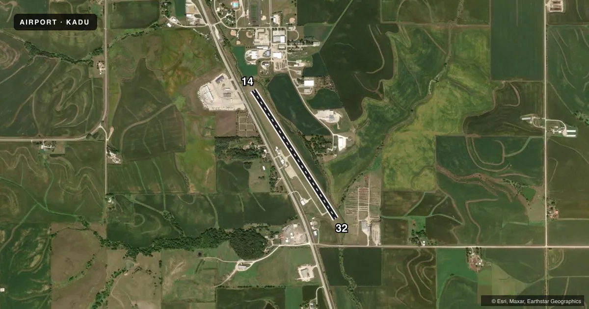 Top-down satellite sketch of KADU AUDUBON COUNTY in AUDUBON, IOWA, showing runways 14/32 drawn to scale over Esri World Imagery