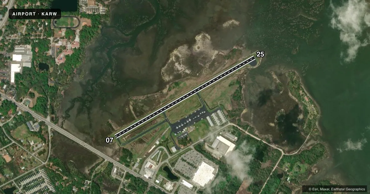 Top-down satellite sketch of KARW BEAUFORT EXEC in BEAUFORT, SOUTH CAROLINA, showing runways 07/25 drawn to scale over Esri World Imagery