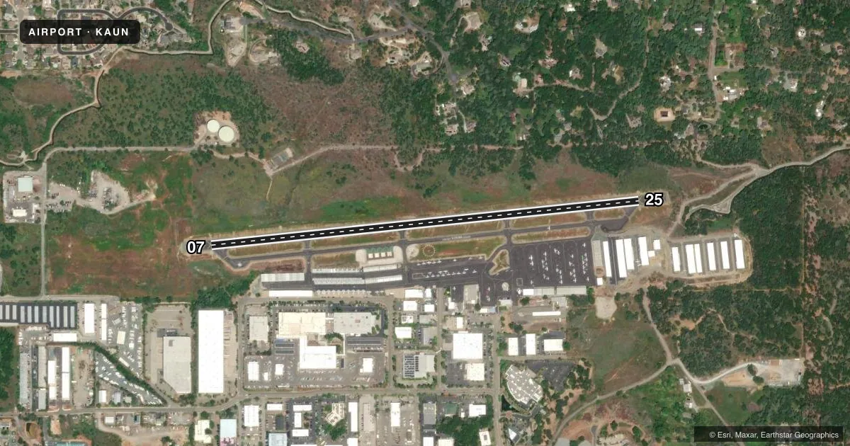 Top-down satellite sketch of KAUN AUBURN MUNI in AUBURN, CALIFORNIA, showing runways 07/25 drawn to scale over Esri World Imagery