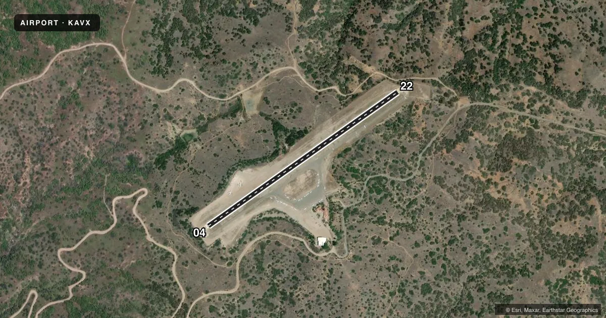 Top-down satellite sketch of KAVX CATALINA in AVALON, CALIFORNIA, showing runways 04/22 drawn to scale over Esri World Imagery