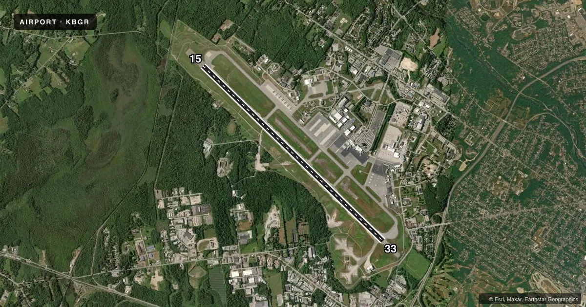Top-down satellite sketch of KBGR BANGOR INTL in BANGOR, MAINE, showing runways 15/33 drawn to scale over Esri World Imagery