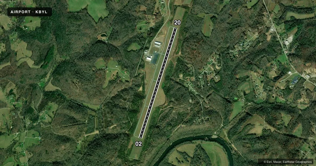 Top-down satellite sketch of KBYL WILLIAMSBURG-WHITLEY COUNTY in WILLIAMSBURG, KENTUCKY, showing runways 02/20 drawn to scale over Esri World Imagery