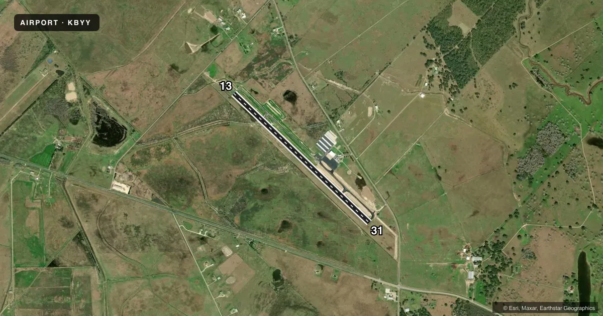 Top-down satellite sketch of KBYY BAY CITY RGNL in BAY CITY, TEXAS, showing runways 13/31 drawn to scale over Esri World Imagery