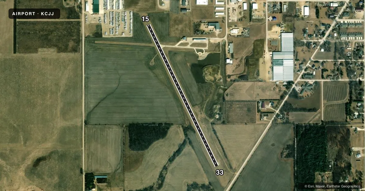 Top-down satellite sketch of KCJJ ELLEN CHURCH FLD in CRESCO, IOWA, showing runways 15/33 drawn to scale over Esri World Imagery