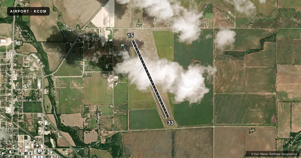 Top-down satellite sketch of KCOM COLEMAN MUNI in COLEMAN, TEXAS, showing runways 15/33 drawn to scale over Esri World Imagery