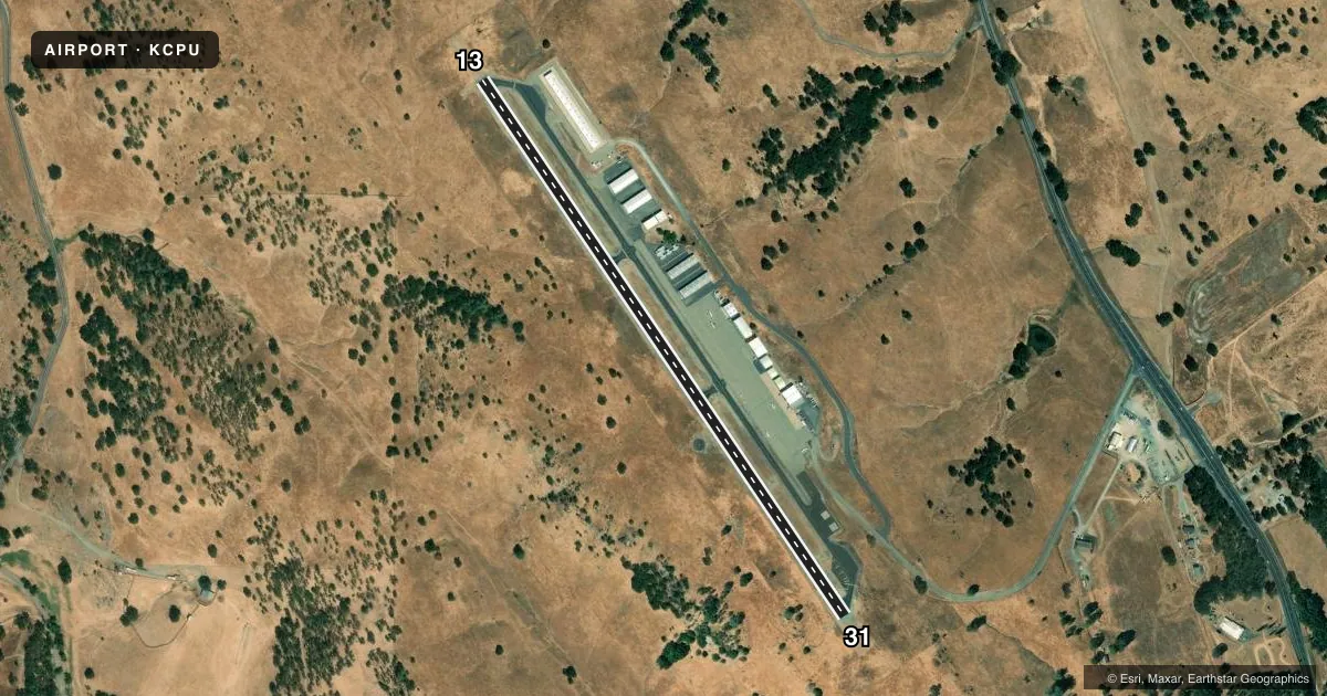Top-down satellite sketch of KCPU CALAVERAS COUNTY/MAURY RASMUSSEN FLD in SAN ANDREAS, CALIFORNIA, showing runways 13/31 drawn to scale over Esri World Imagery