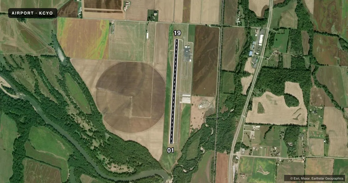 Top-down satellite sketch of KCYO PICKAWAY COUNTY MEML in CIRCLEVILLE, OHIO, showing runways 01/19 drawn to scale over Esri World Imagery