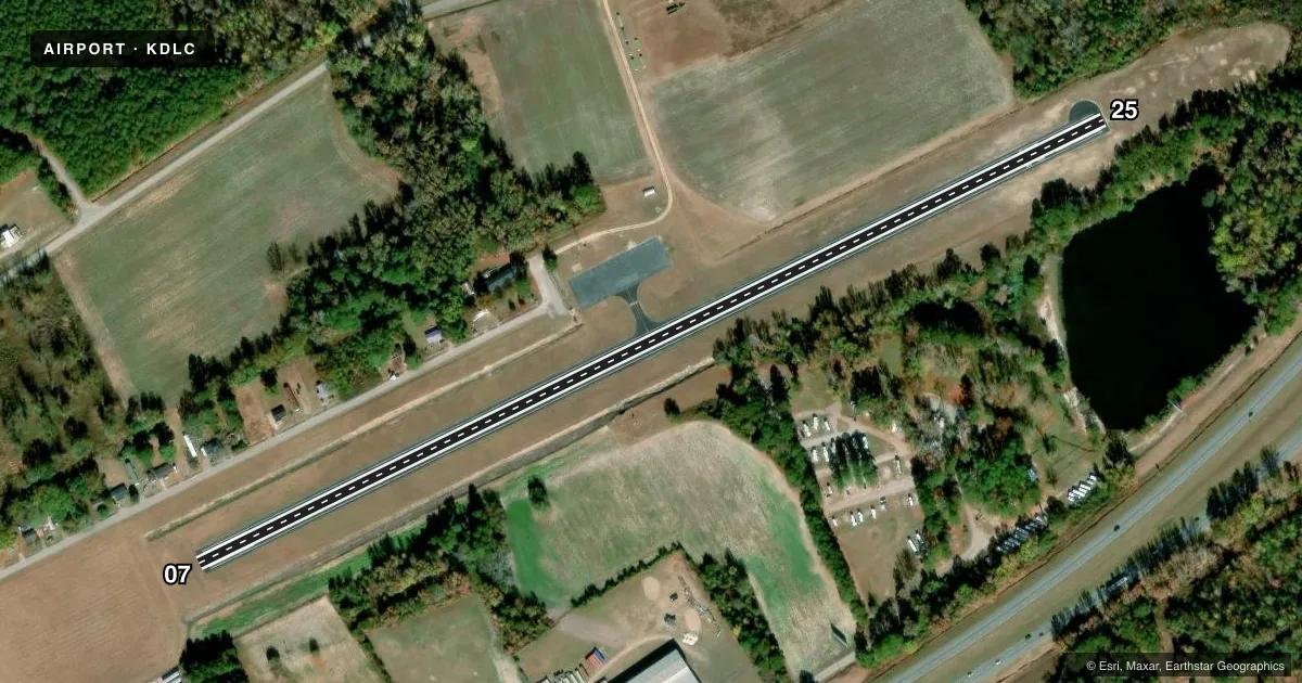 Top-down satellite sketch of KDLC DILLON COUNTY in DILLON, SOUTH CAROLINA, showing runways 07/25 drawn to scale over Esri World Imagery