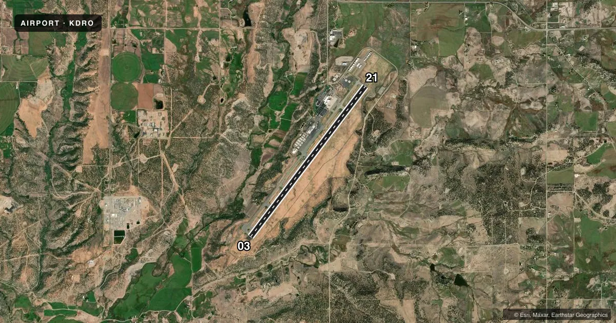 Top-down satellite sketch of KDRO DURANGO-LA PLATA COUNTY in DURANGO, COLORADO, showing runways 03/21 drawn to scale over Esri World Imagery