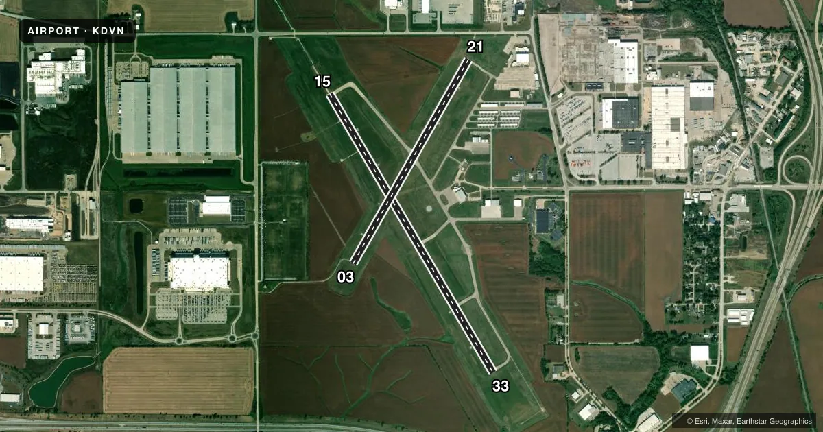 Top-down satellite sketch of KDVN DAVENPORT MUNI in DAVENPORT, IOWA, showing runways 15/33, 03/21 drawn to scale over Esri World Imagery