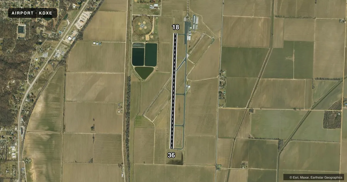 Top-down satellite sketch of KDXE DEXTER MUNI in DEXTER, MISSOURI, showing runways 18/36 drawn to scale over Esri World Imagery