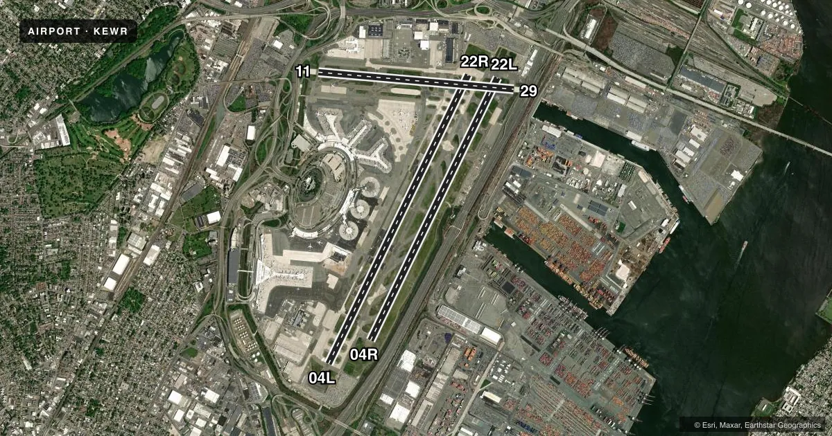 Top-down satellite sketch of KEWR NEWARK LIBERTY INTL in NEWARK, NEW JERSEY, showing runways 04L/22R, 04R/22L, 11/29 drawn to scale over Esri World Imagery