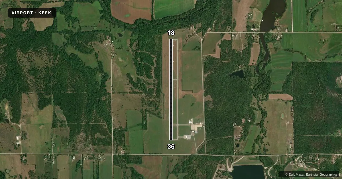 Top-down satellite sketch of KFSK FORT SCOTT MUNI in FORT SCOTT, KANSAS, showing runways 18/36 drawn to scale over Esri World Imagery