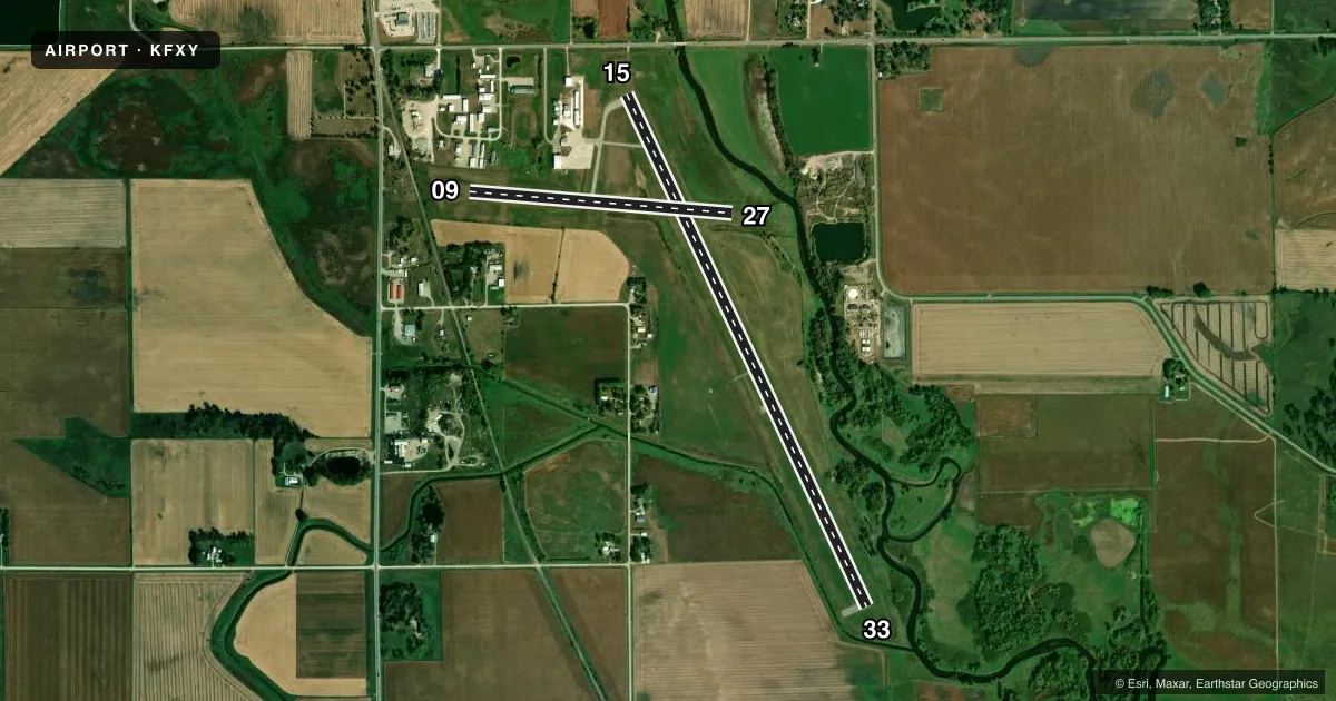 Top-down satellite sketch of KFXY FOREST CITY MUNI/TRIMBLE FLD in FOREST CITY, IOWA, showing runways 15/33, 09/27 drawn to scale over Esri World Imagery