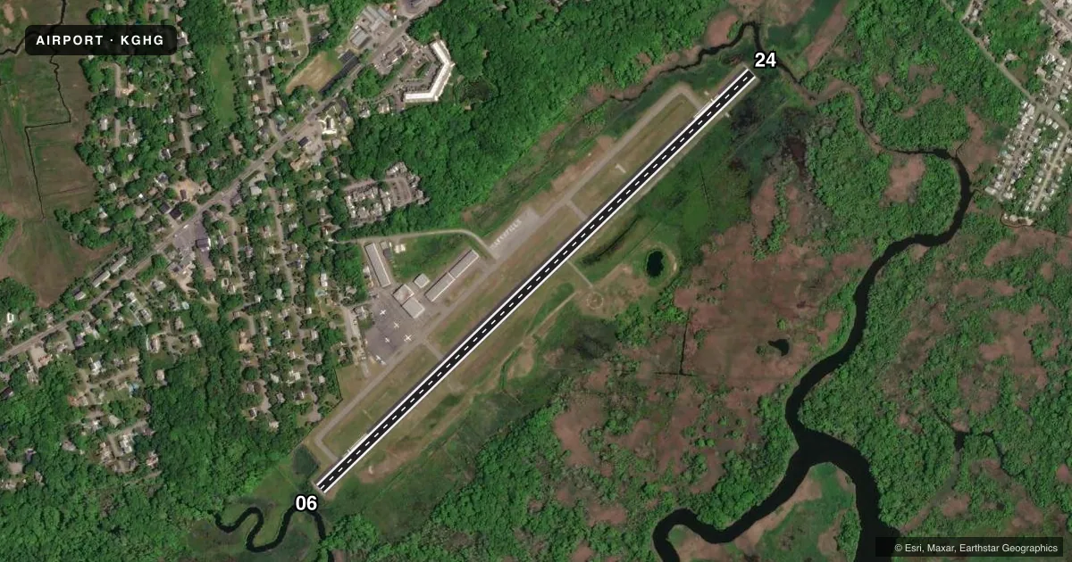 Top-down satellite sketch of KGHG MARSHFIELD MUNI - GEORGE HARLOW FLD in MARSHFIELD, MASSACHUSETTS, showing runways 06/24 drawn to scale over Esri World Imagery
