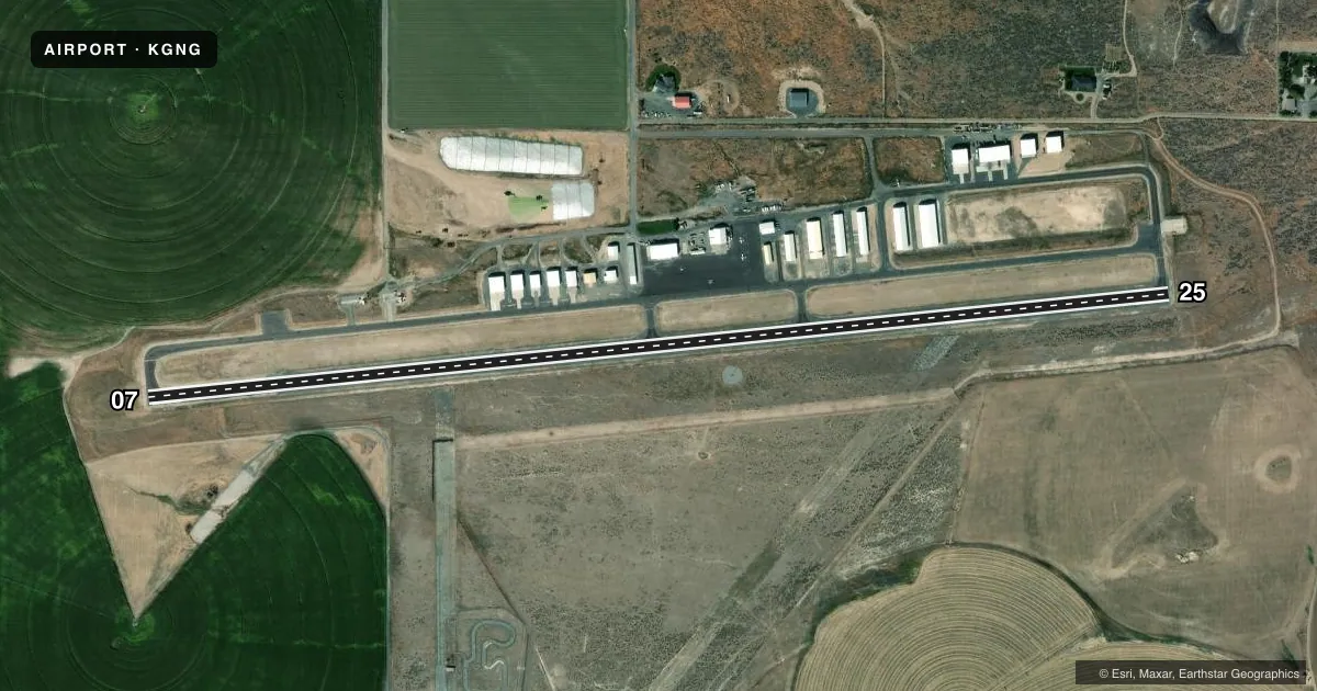 Top-down satellite sketch of KGNG GOODING MUNI in GOODING, IDAHO, showing runways 07/25 drawn to scale over Esri World Imagery