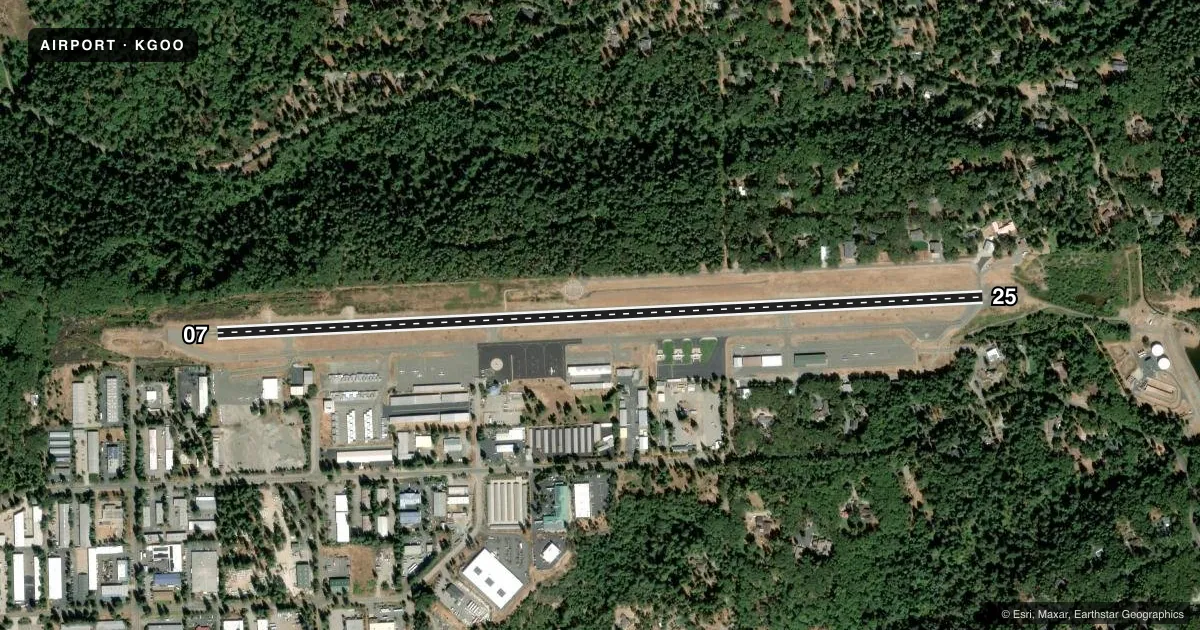 Top-down satellite sketch of KGOO NEVADA COUNTY in GRASS VALLEY, CALIFORNIA, showing runways 07/25 drawn to scale over Esri World Imagery