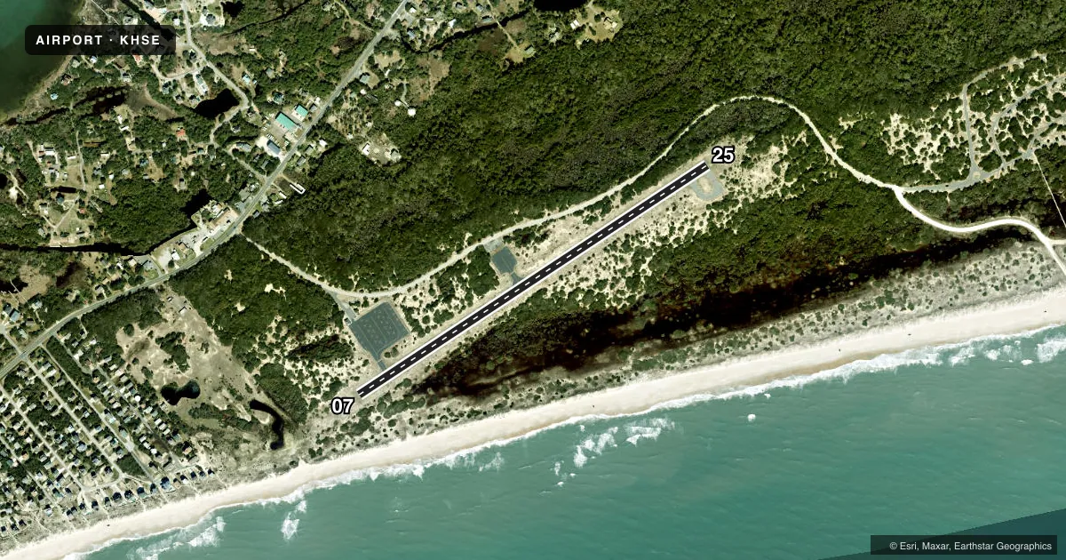 Top-down satellite sketch of KHSE BILLY MITCHELL in HATTERAS, NORTH CAROLINA, showing runways 07/25 drawn to scale over Esri World Imagery